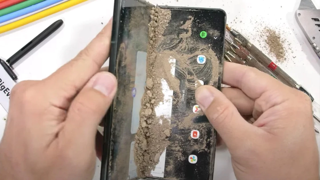 Γιατί είναι τόσο δύσκολο να προστατευθούν τα αναδιπλούμενα τηλέφωνα από τη σκόνη;