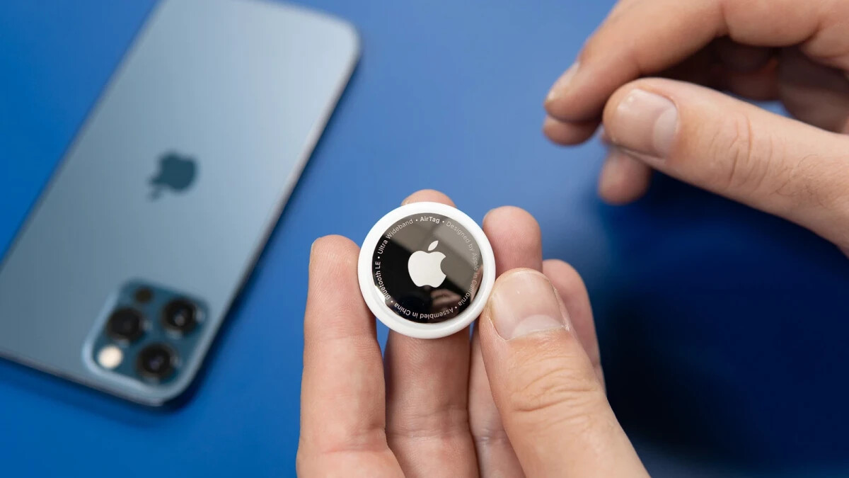 United Airlines makes magician's bag disappear; Apple's AirTag pulls that rabbit out of a hat