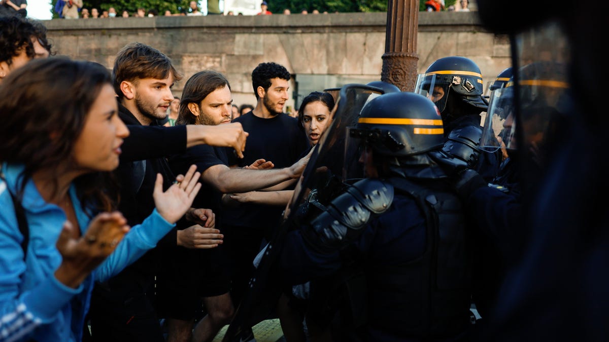 Η Γαλλία ψηφίζει νομοσχέδιο που επιτρέπει στην αστυνομία να έχει απομακρυσμένη πρόσβαση στα τηλέφωνα
