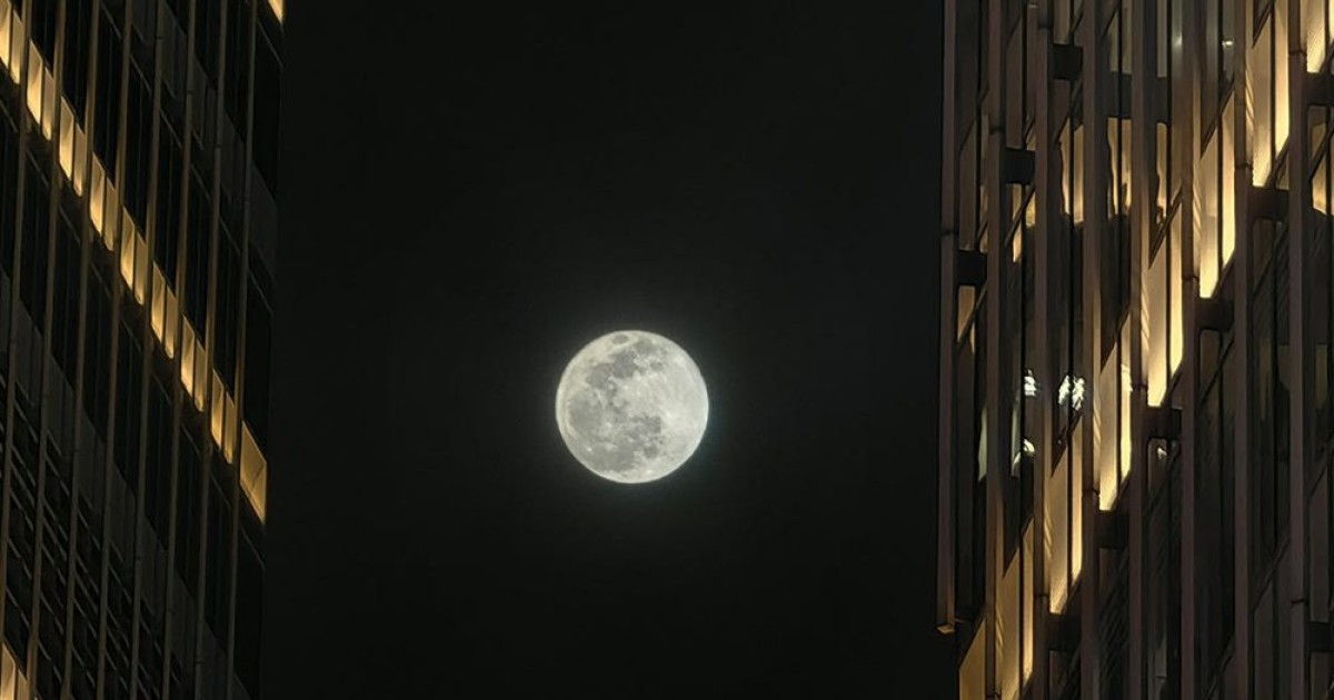 Η τέλεια φωτογραφία της αυγουστιάτικης πανσελήνου!