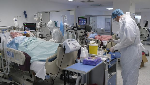 Κοροναϊός: 15 θάνατοι την τελευταία εβδομάδα – Αύξηση σε εισαγωγές και διασωληνώσεις