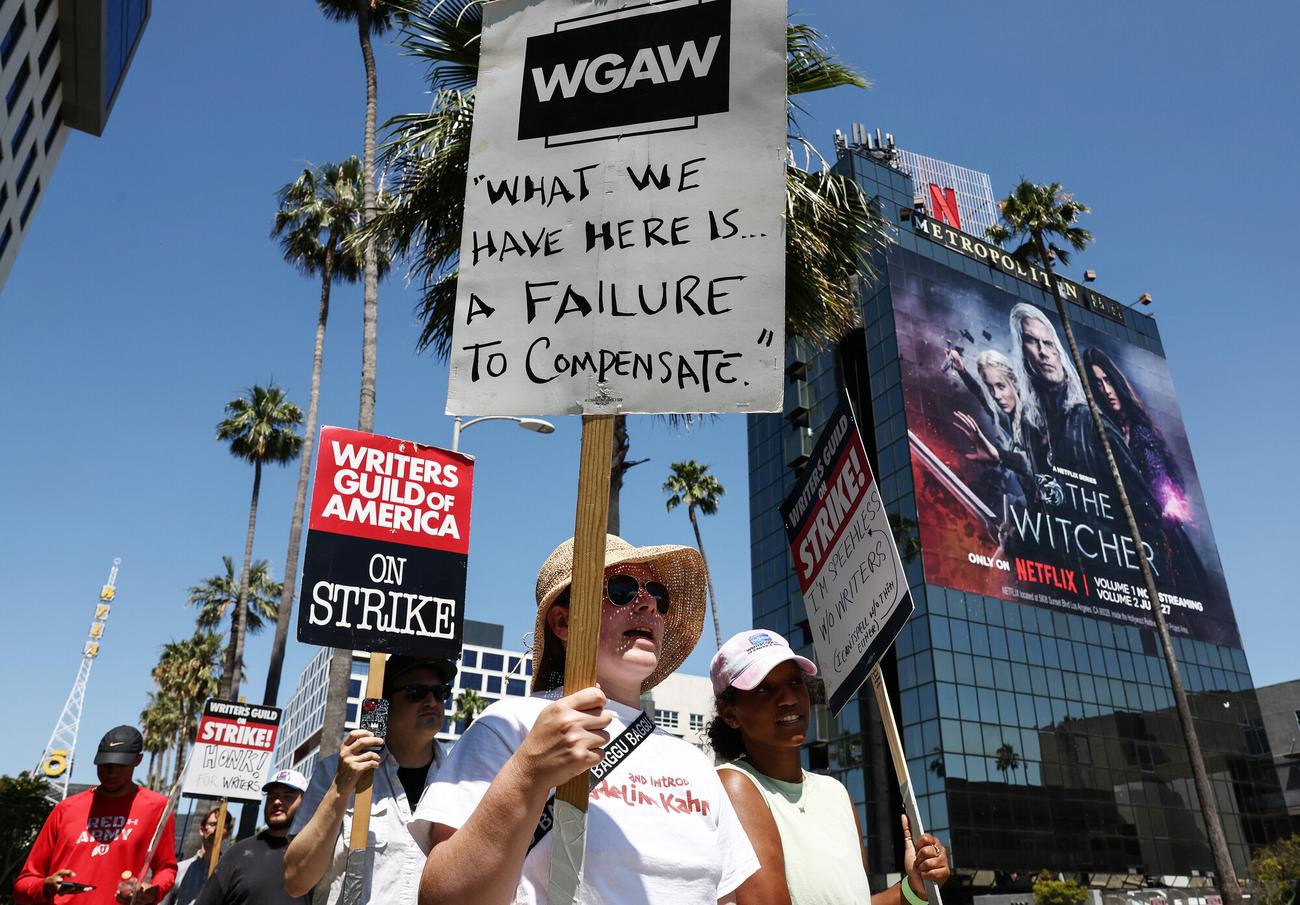 Να γιατί η διπλή απεργία συγγραφέων και ηθοποιών θα κάνει το Netflix ακόμα πιο δυνατό
