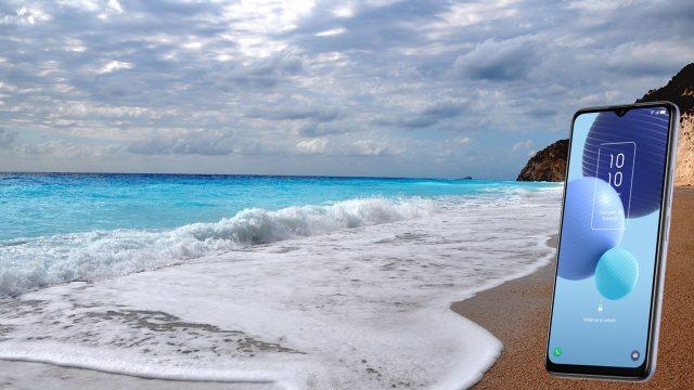 Ξέμεινες από κινητό πριν τις διακοπές; «Οπλίσου» με TCL 406 και έφυγες για Σίφνο