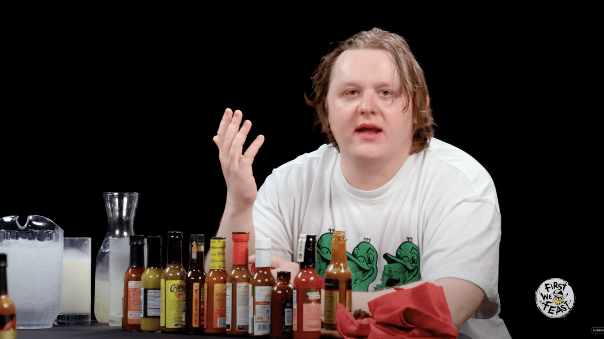 Ο Lewis Capaldi φτάνει σε επίπεδο υπαρξιακής κρίσης στο "Hot Ones"