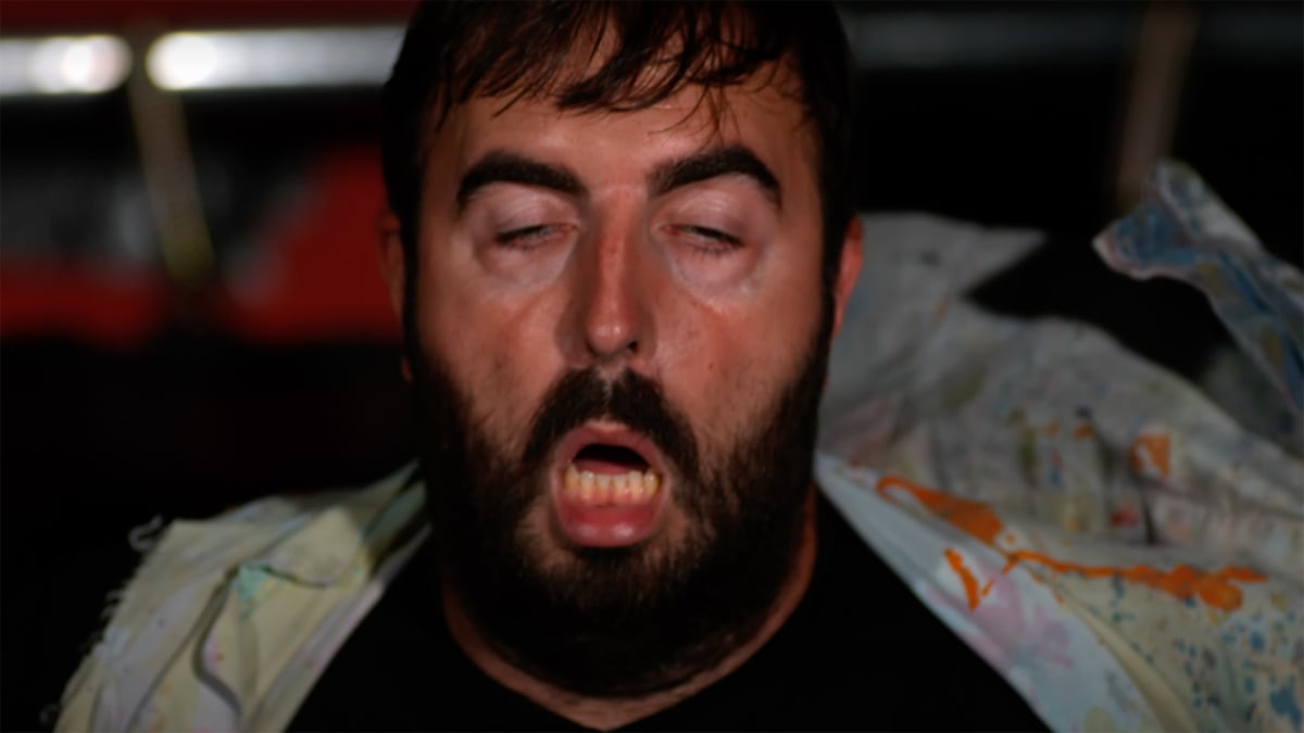 Ο YouTuber αναπηδά στο τραμπολίνο σε εξαιρετικά αργή κίνηση
