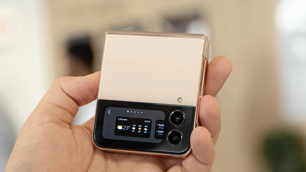 Grab a Samsung Galaxy Z Flip 4 256GB with a sweet $127 discount through this nice post-Prime Day dea