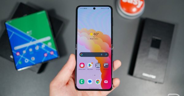 Παρακολουθήστε το Galaxy Z Flip 5, Z Fold 5 Shed Their Boxes