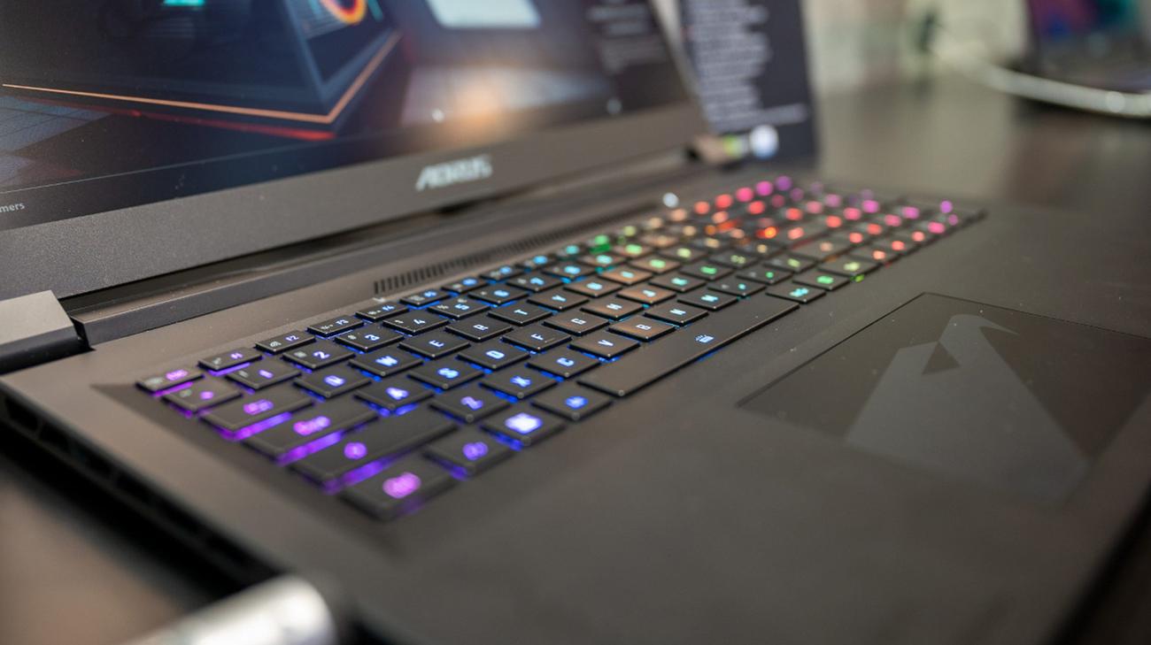 Πόσο μακριά βρίσκονται πίσω από τους επιτραπέζιους υπολογιστές;
