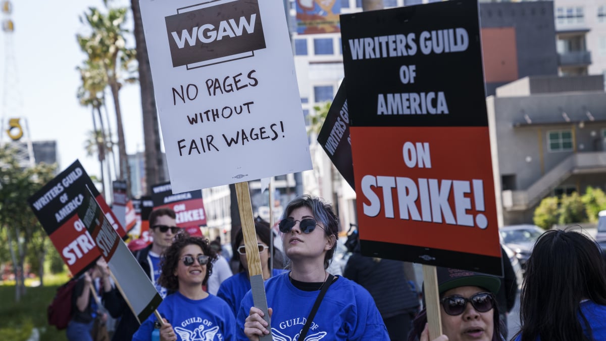 Πώς να υποστηρίξετε όσους επηρεάστηκαν από τις απεργίες των συγγραφέων και του SAG
