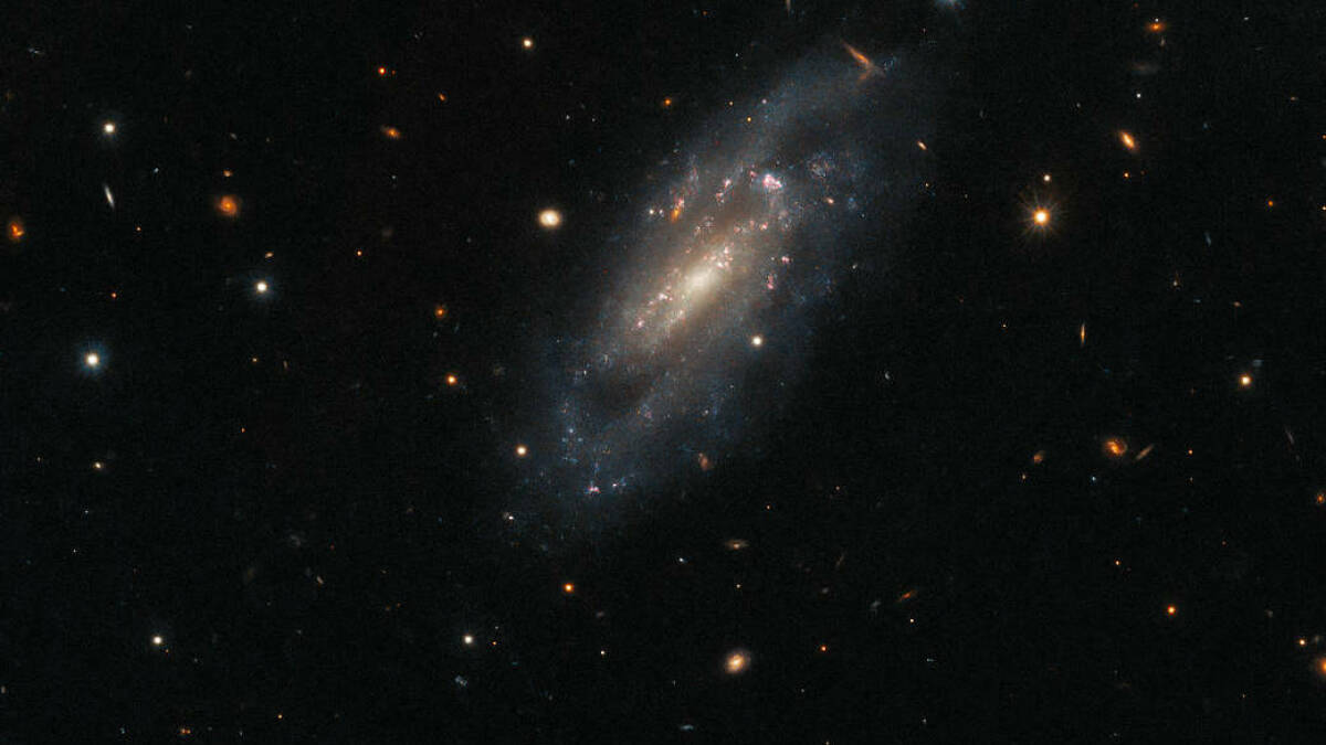 Το Hubble τραβάει έναν φαινομενικά ειρηνικό γαλαξία. Μην ξεγελιέστε.