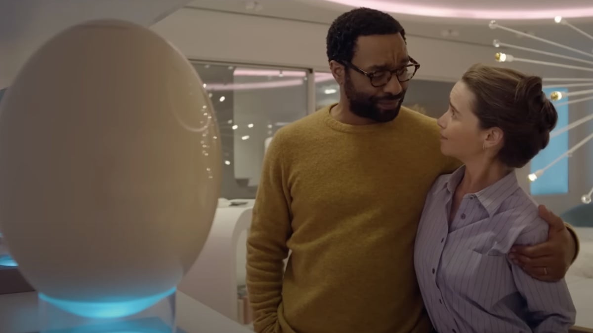 Το τρέιλερ «The Pod Generation»: Η Emilia Clarke και ο Chiwetel Ejiofor πρωταγωνιστούν στην κωμωδία επιστημονικής φαντασίας
