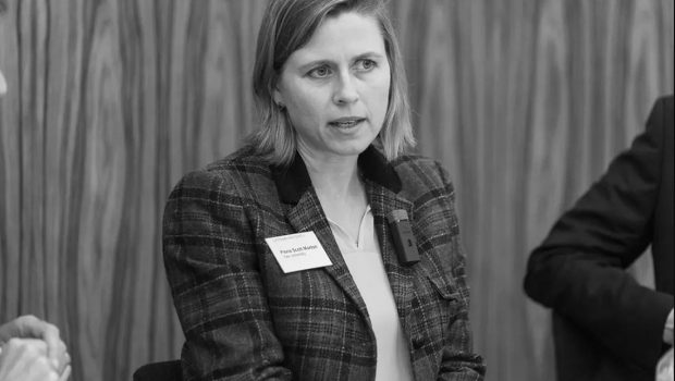 Φιόνα Σκοτ Μόρτον: Τι γυρεύει μια αμερικανική «αλεπού» στο ευρωπαϊκό «παζάρι»;