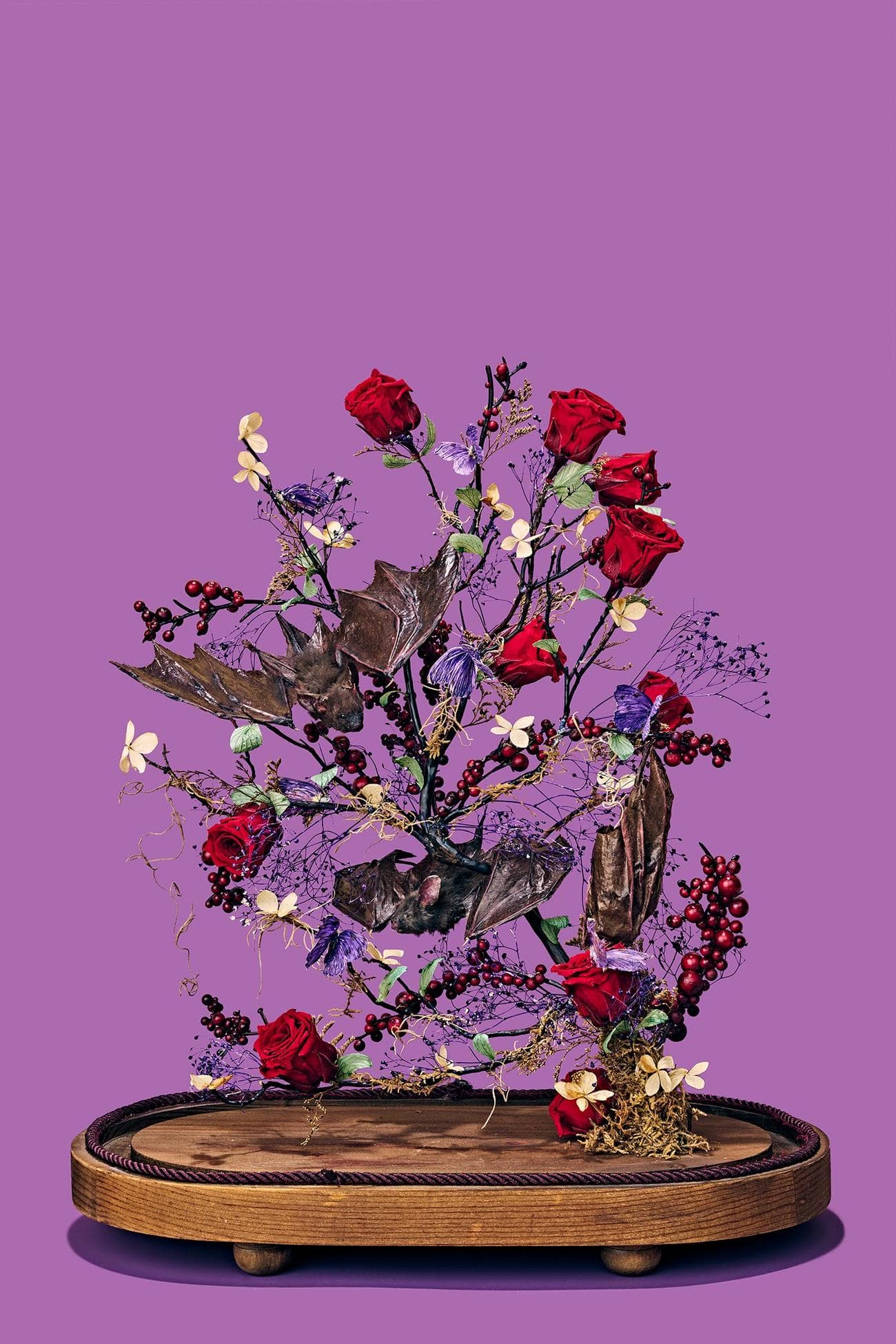 επίδειξη αντιγράφων νυχτερίδων με τριαντάφυλλα και άλλα λουλούδια, μούρα, σε ξύλινη βάση
