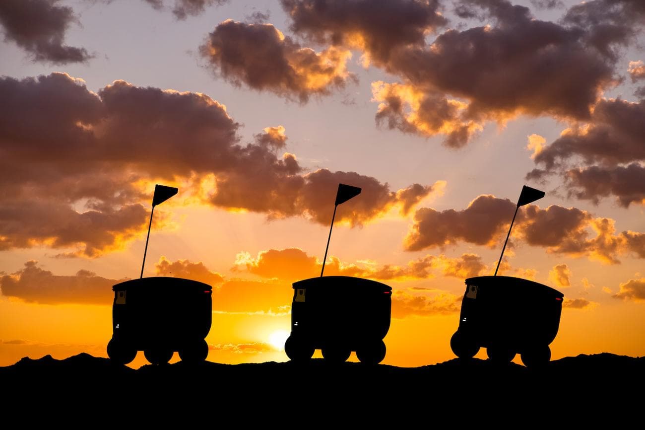 Ρομπότ παράδοσης σε φόντο ηλιοβασιλέματος.  Παράδοση στο μέλλον
