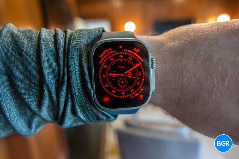 Apple Watch Ultra στον καρπό που δείχνει την αρχική οθόνη