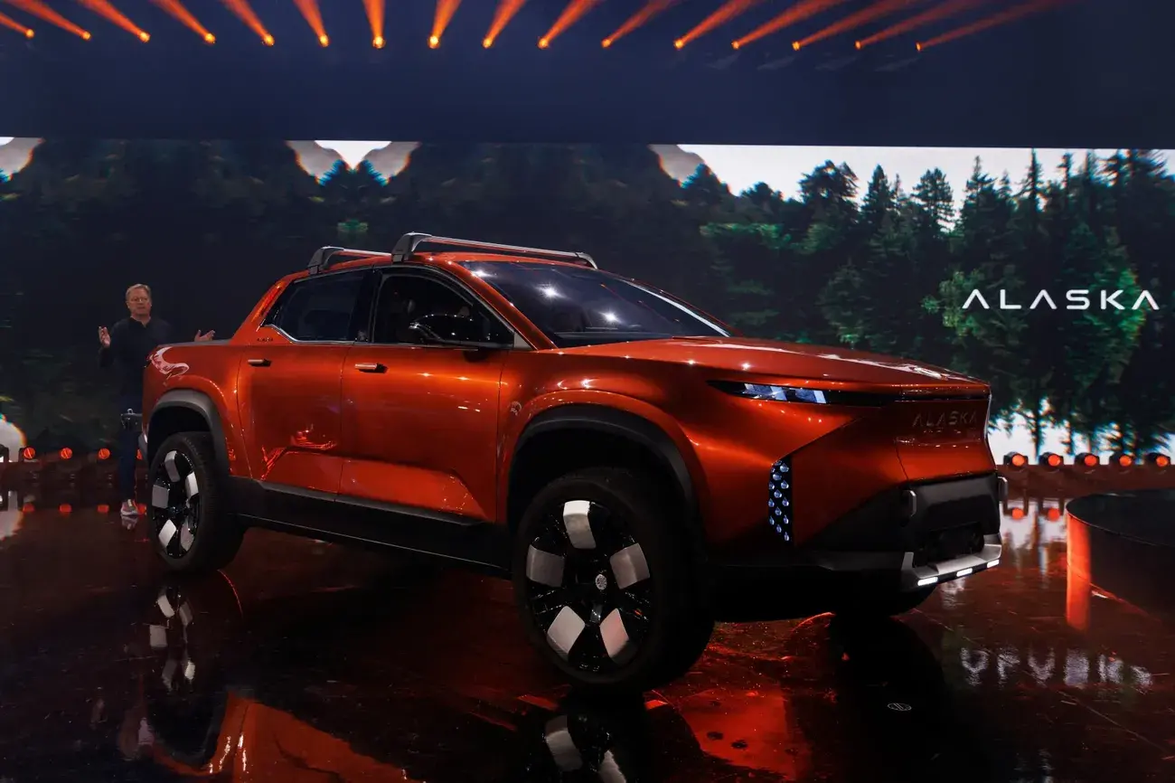 Ο Henrik Fisker, Διευθύνων Σύμβουλος της κατασκευάστριας ηλεκτρικών οχημάτων Fisker Inc., επιδεικνύει το φορτηγό στην Αλάσκα στην παραλία Χάντινγκτον της Καλιφόρνια, στις 3 Αυγούστου 2023. REUTERS/Mike Blake