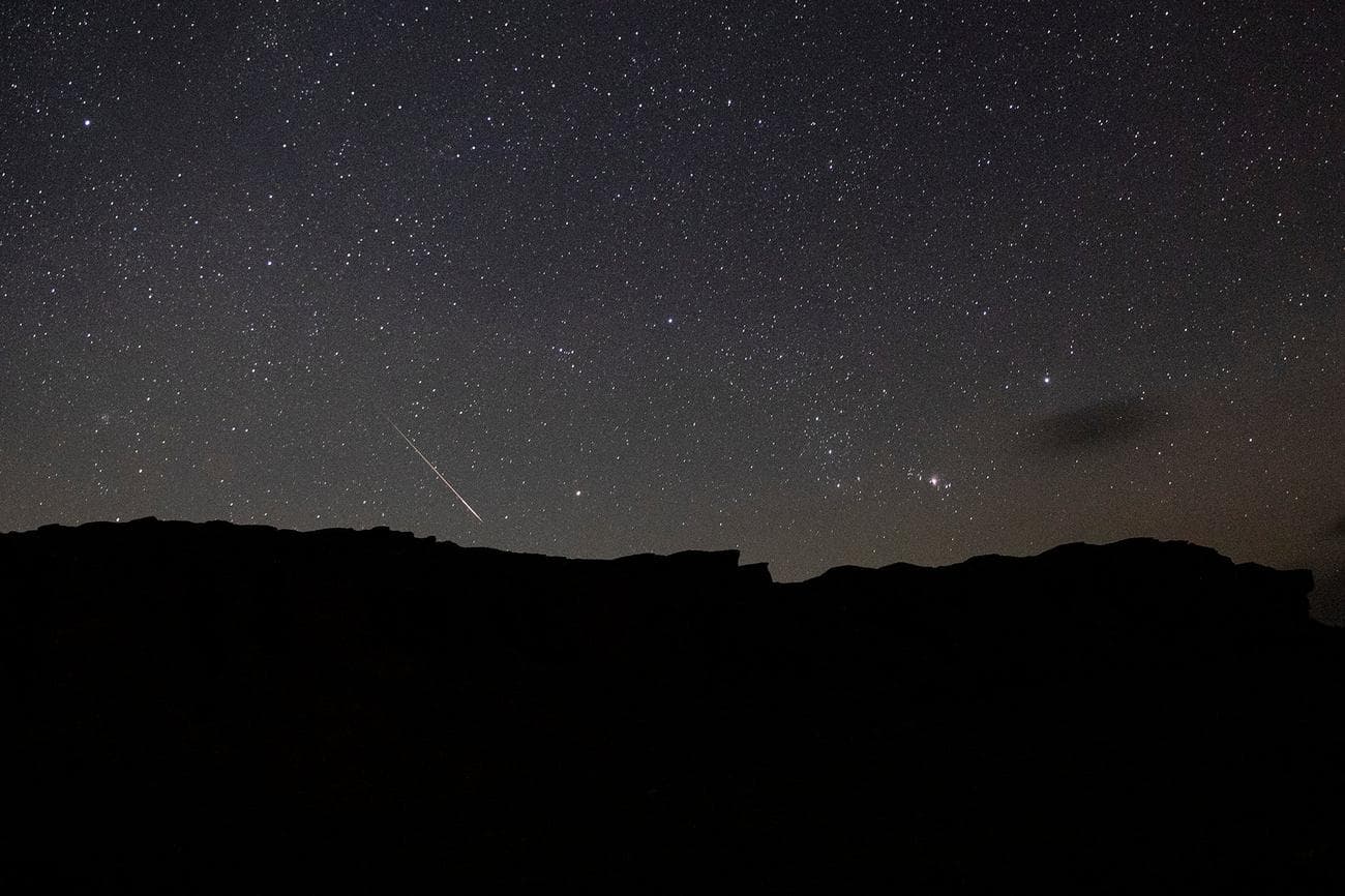 12 Αυγούστου 2023, Αίγυπτος, Φαγιούμ: Μια φωτογραφία που τραβήχτηκε στις 12 Αυγούστου δείχνει τη βροχή των μετεωριτών των Περσείδων πάνω από τη φυσική αποθεματική περιοχή Wadi Al-Hitan (Κοιλάδα των Φαλαινών) στην έρημο του Κυβερνείου Al Fayoum.  Φωτογραφία: Gehad Hamdy/dpa (Φωτογραφία Gehad Hamdy/συμμαχία εικόνας μέσω Getty Images)