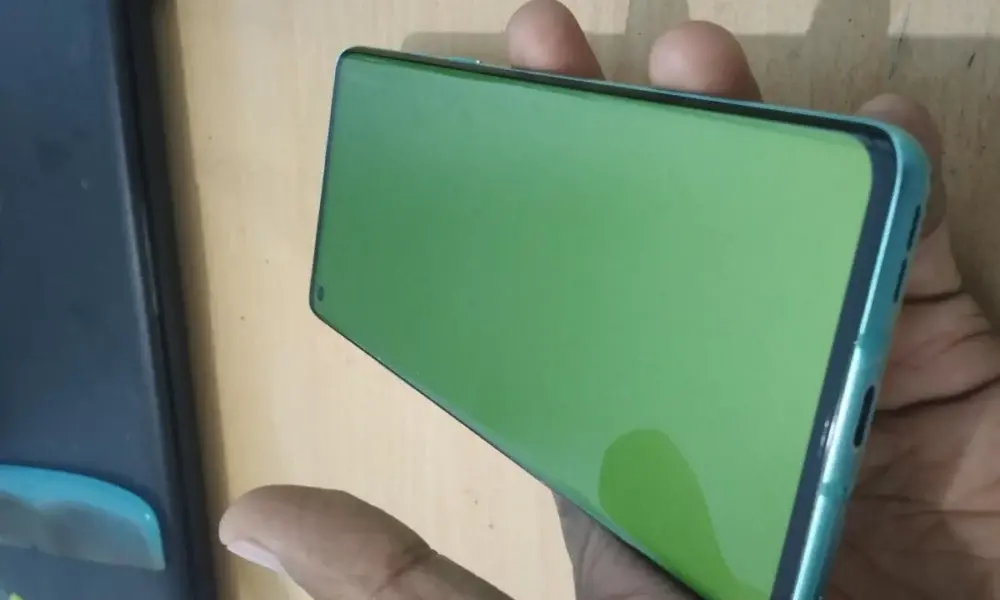 Μετά την Πράσινη Γραμμή, το OnePlus 8 Pro αντιμετωπίζει πρόβλημα πράσινης οθόνης
