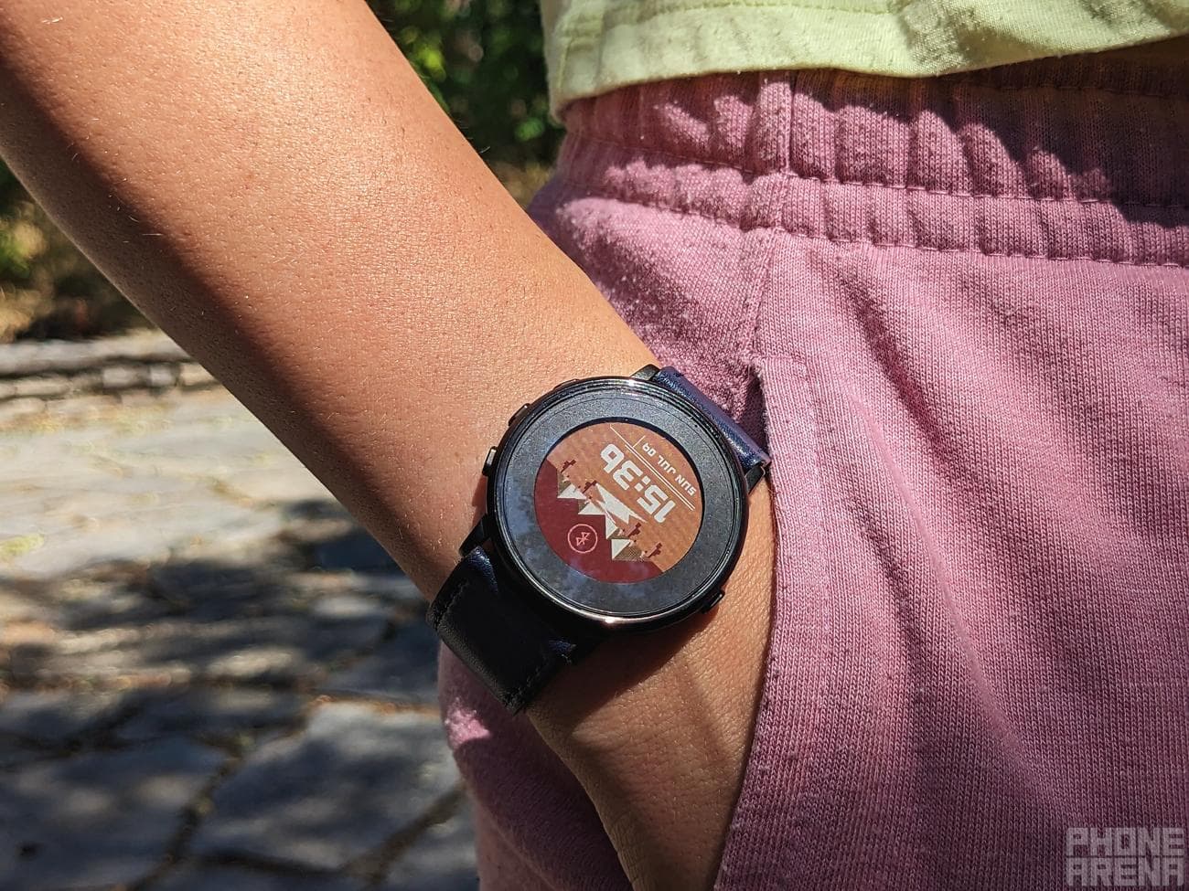 Αποποίηση ευθύνης - όχι στην πραγματικότητα εγώ, αλλά το Pebble Round φαίνεται πραγματικά κωμικό στο τεράστιο πόδι μου.  |  Πίστωση εικόνας - PhoneArena - Η Samsung και η Google πρέπει να σταματήσουν να προσπαθούν να επανεφεύρουν το έξυπνο ρολόι, επειδή υπάρχει ήδη