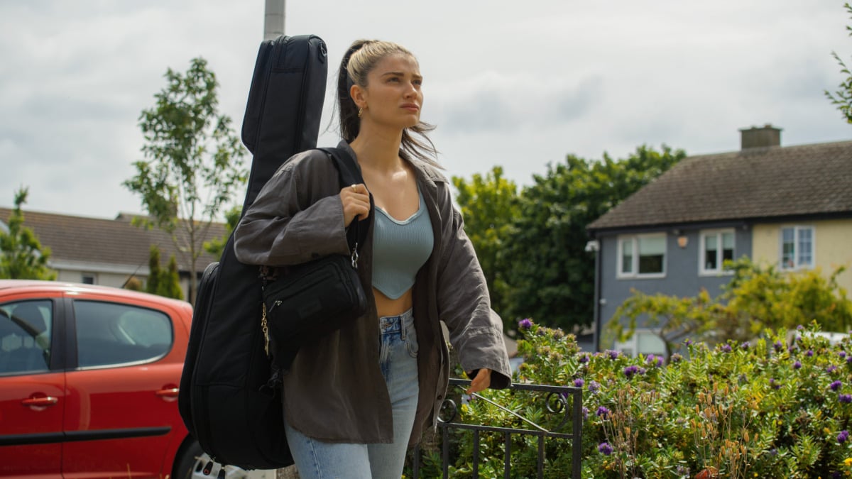 Trailer: Ο Joseph Gordon-Levitt είναι ένας κυνηγός δάσκαλος κιθάρας στο "Flora and Son"