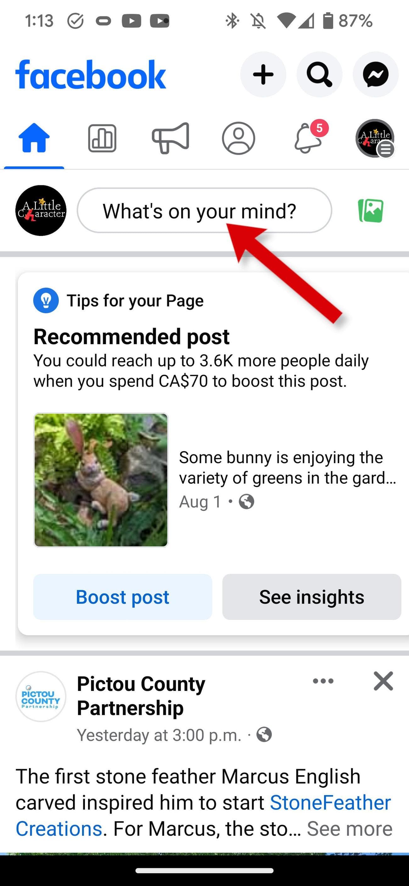 Η εφαρμογή Facebook δείχνει πώς να ανοίξετε το παράθυρο για να δημιουργήσετε μια ανάρτηση.