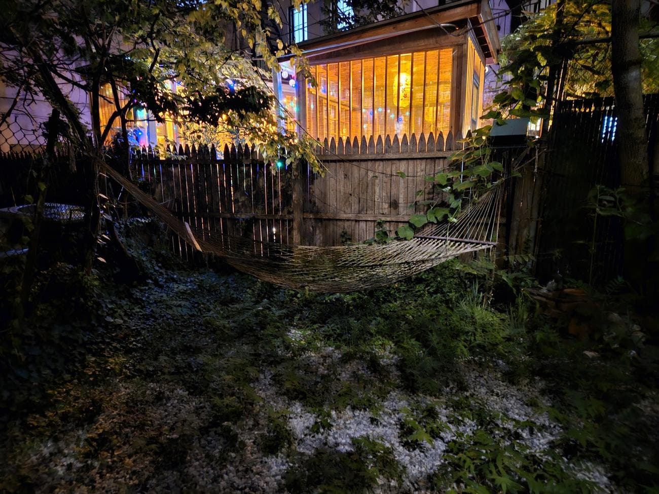 Κακώς φωτισμένη αυλή που φωτίζεται από τη νυχτερινή φωτογραφία στο Z Flip 5