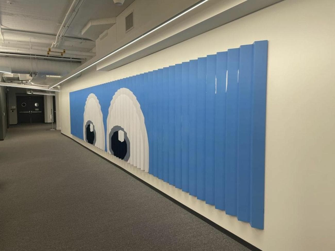 Από τη μία πλευρά, η πινακίδα φαίνεται εντελώς μπλε και δείχνει τα emoji των ματιών να κοιτάζουν στο πλάι.