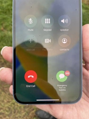 κοντινό πλάνο των επείγουσας λήψης sos μέσω δορυφορικής ενεργοποίησης σε ένα iphone 14