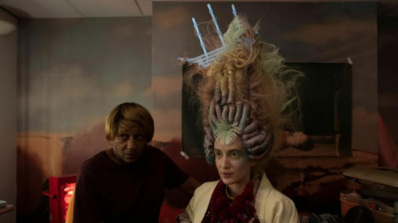 Μια γυναίκα με μια υπερβολική περούκα. 