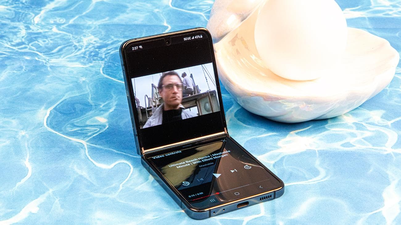 Galaxy Z Flip 5 flex mode με το YouTube