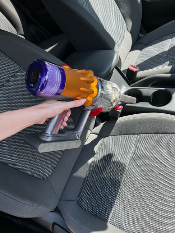 , Dyson V12 Detect Slim review: If you walk barefoot in your home, your vacuum needs a laser, TechWar.gr