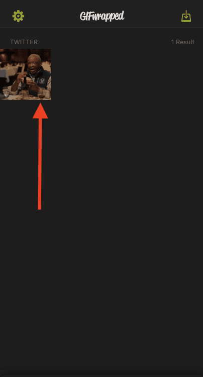 Στιγμιότυπο οθόνης με τυλιγμένο GIF ενός GIF που είναι αποθηκευμένο στη βιβλιοθήκη με τυλιγμένο GIF σε ένα smartphone. 