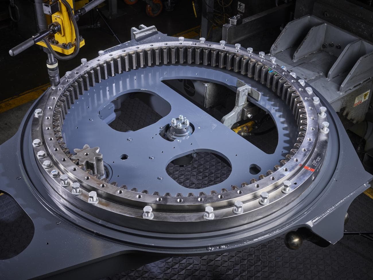 ένα ανταλλακτικό γκρέιντερ john deere σε ένα εργοστάσιο