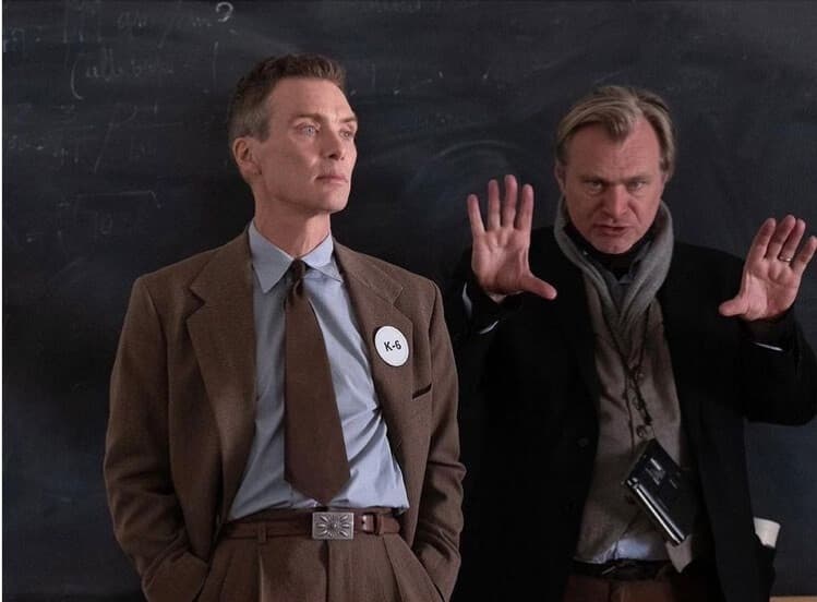 Ο Christopher Nolan (δεξιά) και ο ηθοποιός Cillian Murphy στα γυρίσματα του Oppenheimer (Image Credit–Cristopher Nolan/Instagram) - 5 διασημότητες που δεν χρησιμοποιούν iPhone και οι εκπληκτικοί λόγοι για τους οποίους