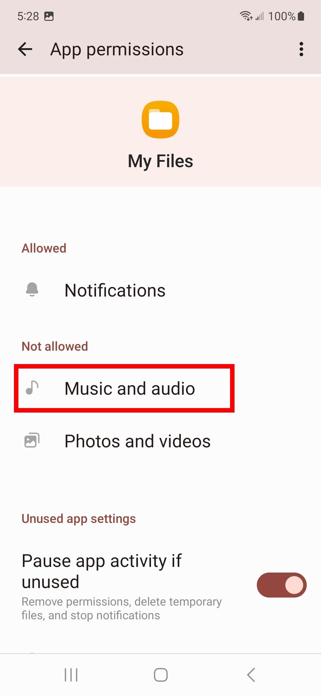 Κόκκινο ορθογώνιο περίγραμμα πάνω από τα δικαιώματα μουσικής και ήχου σε ένα Samsung Galaxy S23
