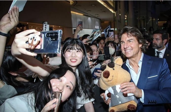 Ο Tom Cruise μπορεί να μην έχει smartphone, αλλά οι θαυμαστές σίγουρα λατρεύουν να βγάζουν φωτογραφίες μαζί του στο δικό τους (Image Credit–Tom Cruise/Instagram) - 5 διασημότητες που δεν χρησιμοποιούν iPhone και οι εκπληκτικοί λόγοι για τους οποίους