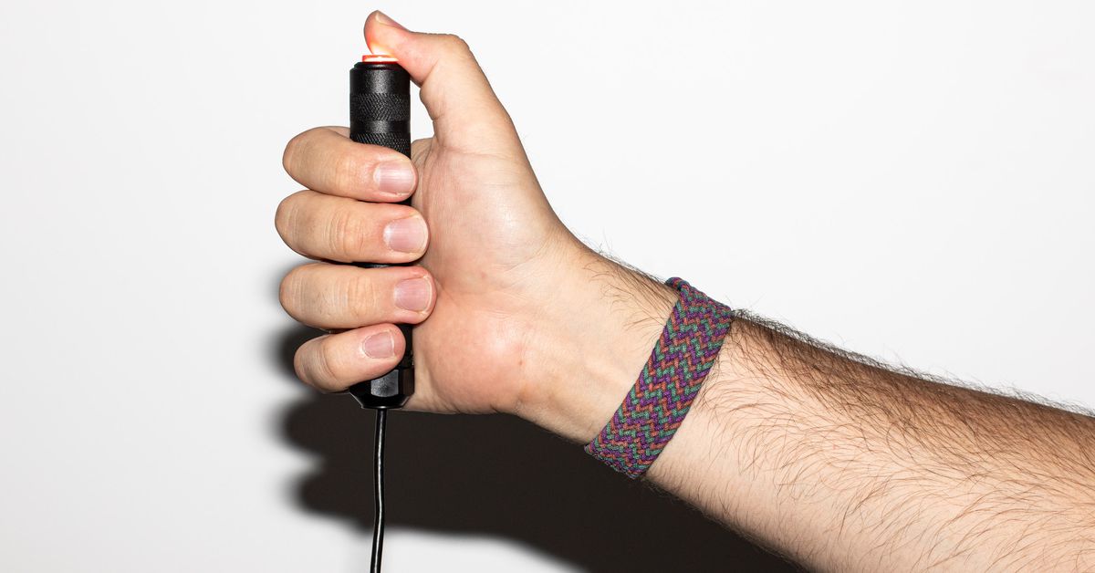 Αυτό το κουμπί USB βοηθά στον κίνδυνο! οι διαγωνιζόμενοι παίρνουν το buzz τους