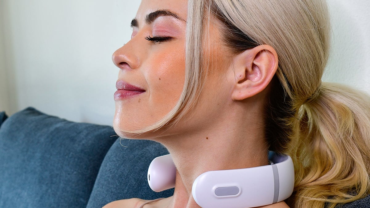 Εξαιρετική προσφορά ευεξίας: φορετό μασάζ λαιμού 40 $ με τεχνολογία TENS και θερμότητας
