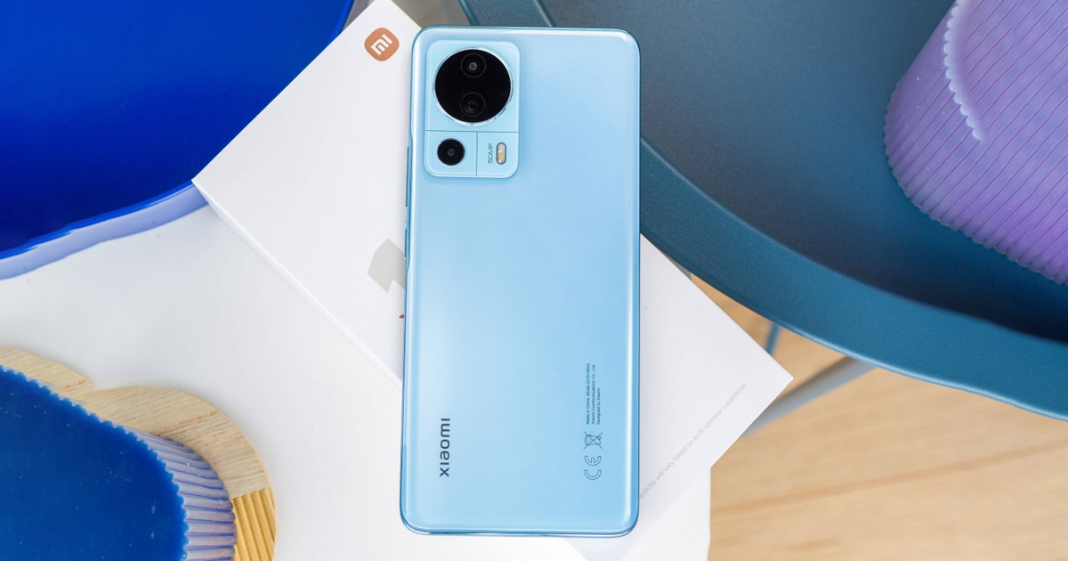 Η ελαφριά ναυαρχίδα έχει 120Hz και Snapdragon 7 Gen 1
