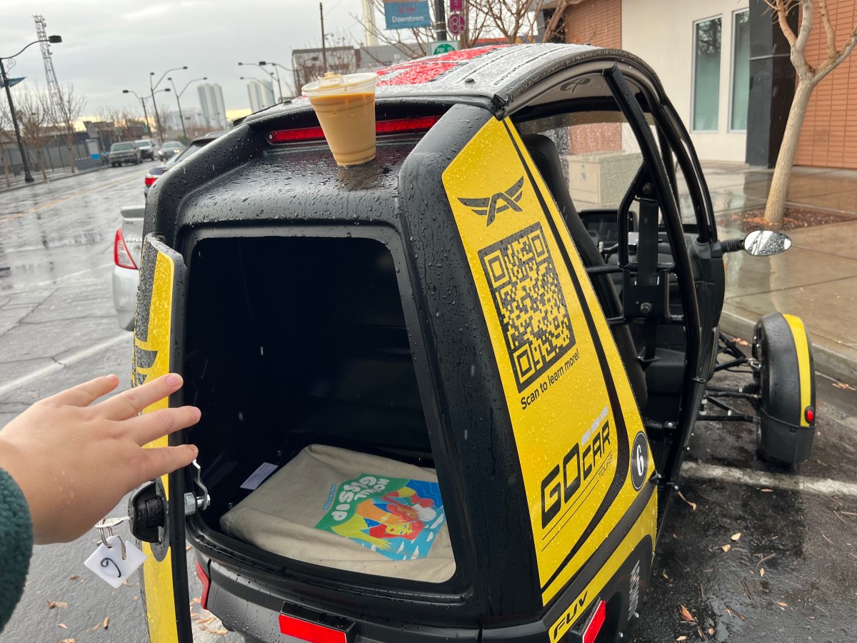 Η νεοφυής εταιρεία EV Arcimoto συνδέεται με έναν εργολάβο άμυνας