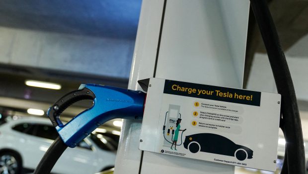 Ηλεκτροκίνηση: Υποχρεωτικοί οι ταχυφορτιστές σε όλους τους αυτοκινητόδρομους της ΕΕ