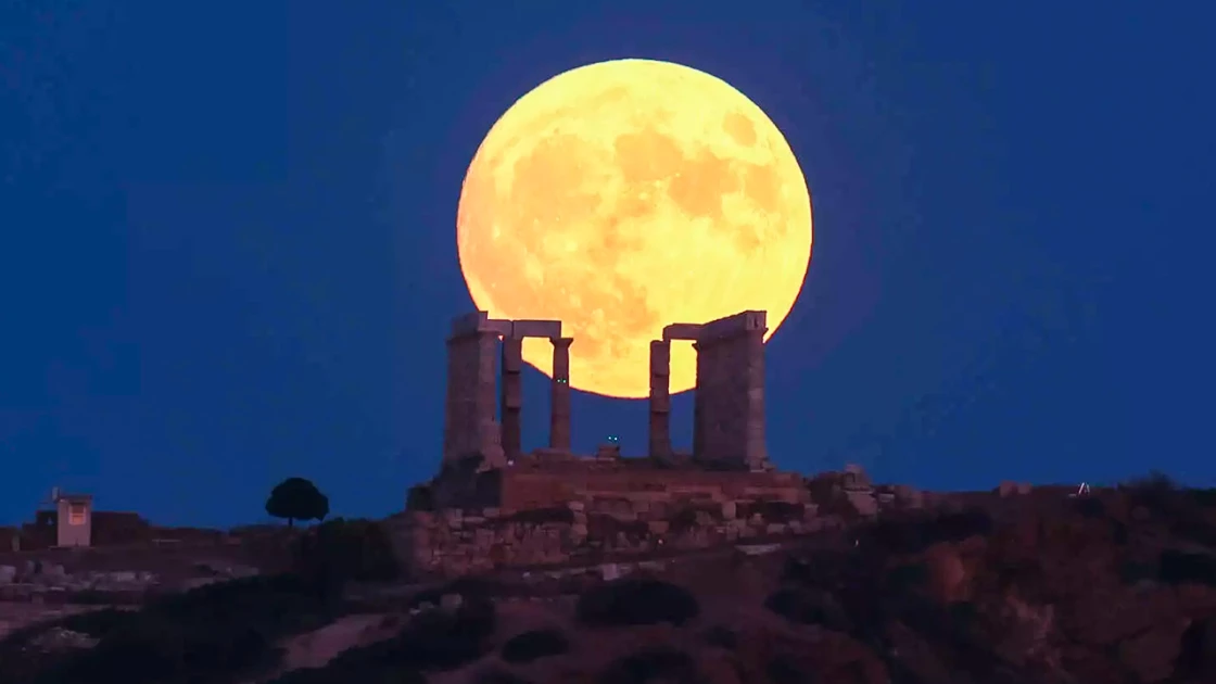 Μπλε Υπερπανσέληνος: Μοναδικές εικόνες από Ελλάδα και εξωτερικό του σπάνιου φαινομένου