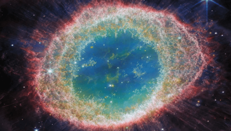 Νέες εικόνες από το Δακτυλιοειδές Νεφέλωμα που καθηλώνουν χάρη στο τηλεσκόπιο James Webb