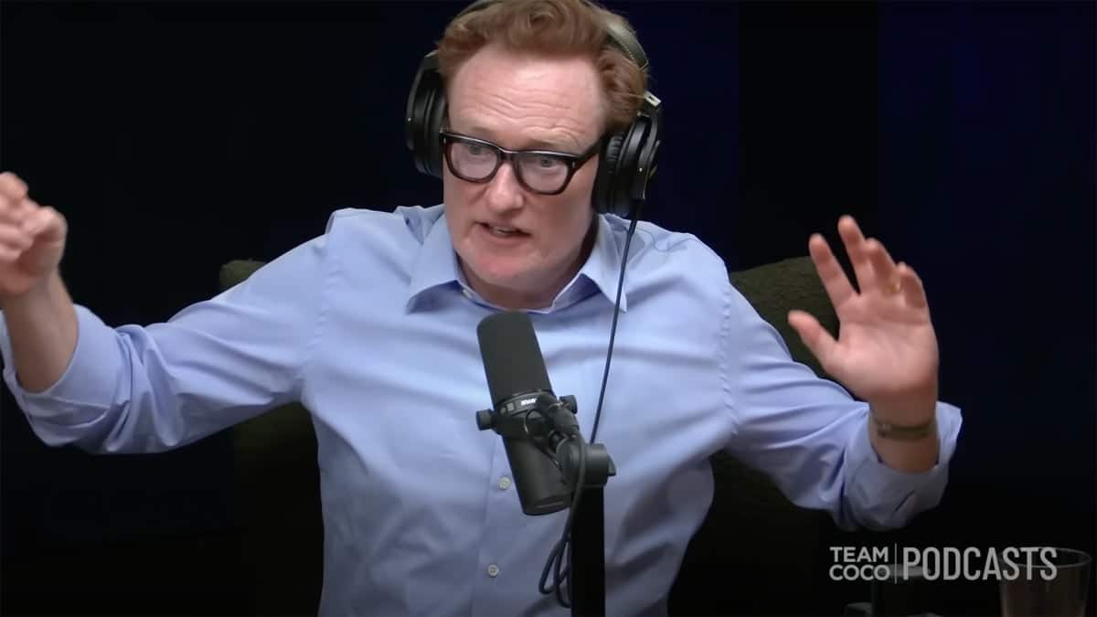 Ο Conan που προσπαθεί να μάθει για την Taylor Swift από τον βοηθό του είναι ξεκαρδιστικά χαοτικός
