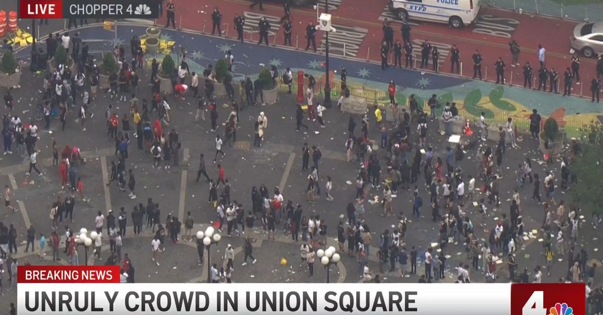 Ο Kai Cenat συνελήφθη μετά από χαοτικό δώρο στην Union Square της Νέας Υόρκης