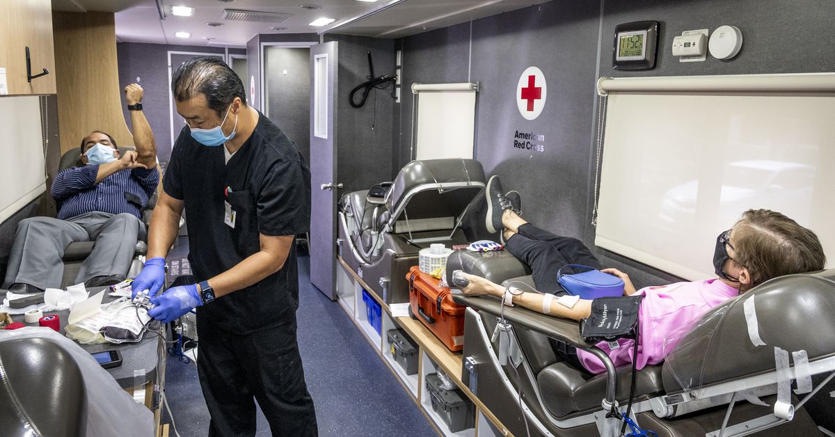 Ο Ερυθρός Σταυρός αίρει τους περιορισμούς αιμοδοσίας για τους άνδρες που κάνουν σεξ με άνδρες
