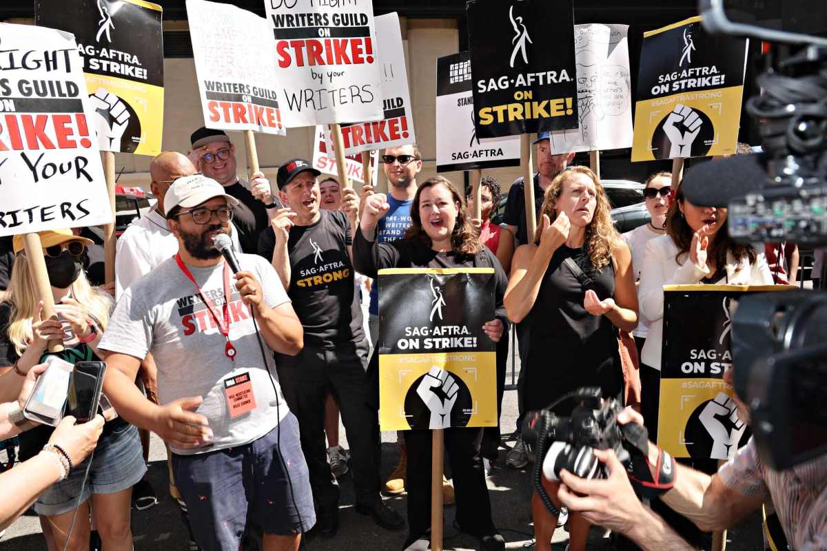 Οι δημιουργοί ορκίζονται να μην ψαλιδίσουν καθώς οι απεργίες SAG-AFTRA, WGA συνεχίζονται
