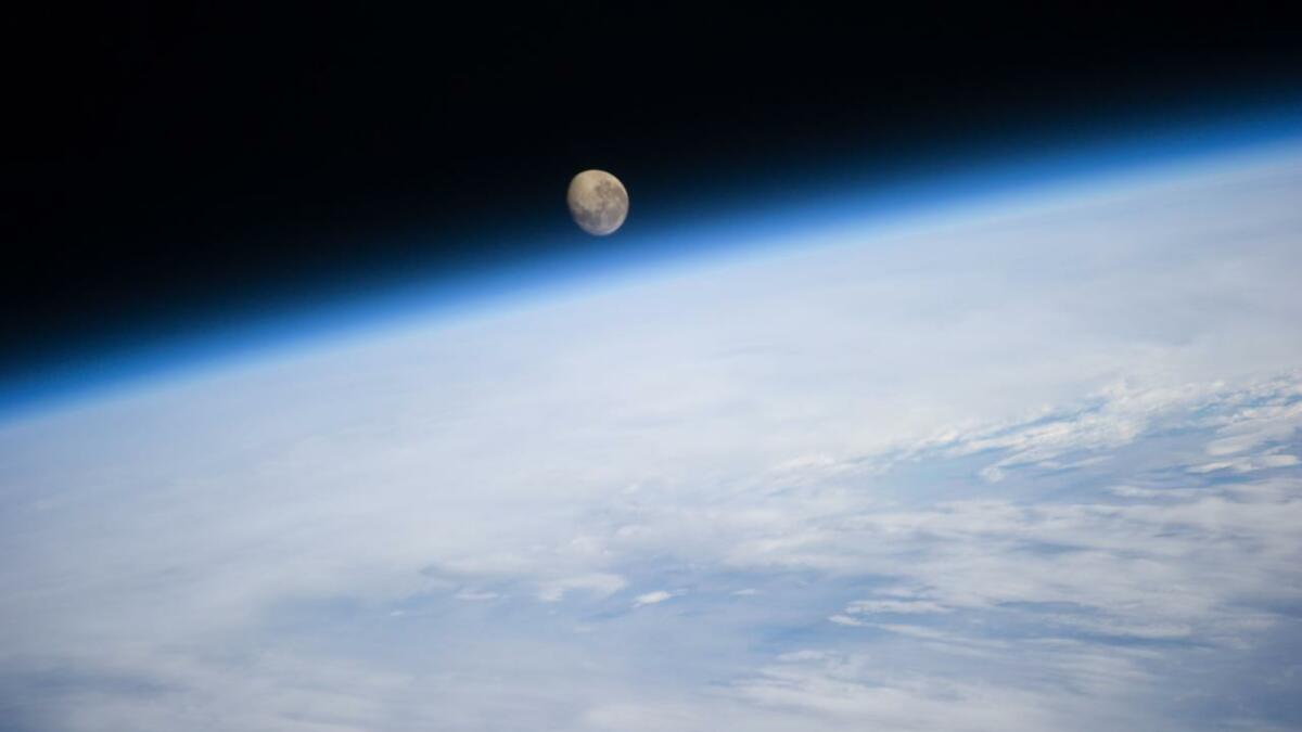 Πόσο μακριά είναι το φεγγάρι από τη Γη άλλωστε;
