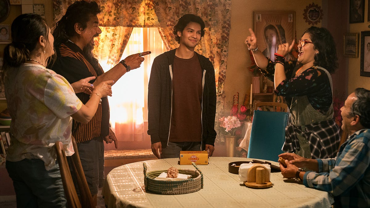  Συναρμολόγηση του Blue Beetle Cast |  io9 Συνέντευξη
