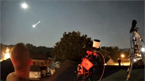 Τμήμα κομήτη μετατρέπεται σε γιγάντια μπάλα φωτιάς (ΒΙΝΤΕΟ)